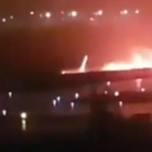 mágenes del avión incendiado tras salirse de la pista en el aeropuerto de Sochi.