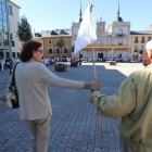 Cadena humana sin banderas, ayer en Ponferrada. LUIS DE LA MATA