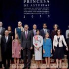 La familia real posa con todos los premiados de los Princesa de Asturias de este año, ayer en Oviedo. JL. CEREJIDO