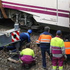 Operarios de Adif y Renfe trabajan para restablecer el servicio ferroviario entre León y Asturias.