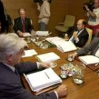 Los miembros de la Mesa de Presidencia del Parlamento Vasco, durante su reunión de ayer