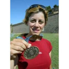 Eva María Sahagún muestra orgullosa su medalla de oro