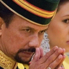El sultán de Brunei junto a su mujer, la reina.