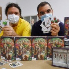 El creador del juego, Jesús Torres, junto al responsable de la editorial Átomo Games, Raúl López. SALAS