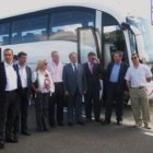 La presidenta de la Diputación, con otros representantes políticos ante uno de los autobuses