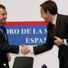 El presidente ruso, Dimitri Medvédev, saluda a su homólogo español, José Luis Rodríguez Zapatero