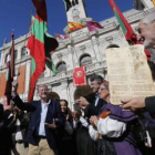 Pendones, música y bailes tradicionales en la Plaza Mayor
