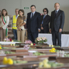 Barroso (quinto por la izquierda) y Letta (a la derecha), ante los ataúdes de las víctimas.