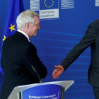 Michel Barnier (a la derecha) y David Davies, tras sus declaraciones en Bruselas, este lunes 28 de agosto