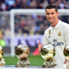 Cristiano Ronaldo posa en el Bernabéu con sus cuatro Balones de Oro el pasado mes de enero. /