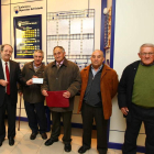 Una representación de El Gallo de Oro recibe el cheque.
