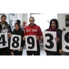 Javier Medina (28 años); Johana Buenaño (24), Ourhou Mustapha (30), Eva García (40) y Dolores Bermúdez (32), ayer en la Oficina de Empleo.