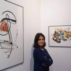 La joven pintora, con dos de las obras que exhibe en la Fundación Vela Zanetti. cuevas