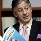 José Aguilar, con más de cuarenta años de experiencia en hoteles y autor del libro.