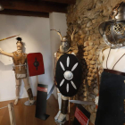 Dos rincones de esta exposición, que ilustra sobre quince tipos de gladiadores diferentes
