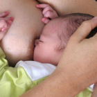 Una madre amamanta a su hijo.