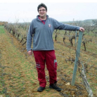 Diego Tijera, en el viñedo propiedad de la cooperativa que ocupa la parte porterior de la bodega de Pajares.