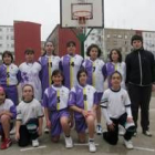 Formación de uno de los equipos que está participando en la competición escolar de baloncesto