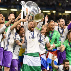 Los jugadores del Real Madrid estallan de júbilo tras recibir en sus manos la duodécima que porta el capitán Sergio Ramos. PETER POWELL