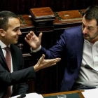 Salvini (derecha) y Di Maio se saludan el pasado 13 de febrero en una sesión del Parlamento en Roma.