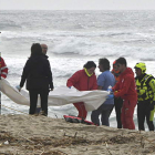 Los equipos de Cruz Roja sacan del mar el cadáver de uno de los migrantes. GIUSEPPE PIPITA