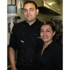 Jorge González y Patricia Álvarez en la cocina del Luniega.
