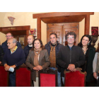 Misericordia Bello (centro), acompañada por Prada, Ricardo Pérez Palacios y otros candidatos. L. DE LA MATA