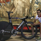Contador posa para los medios en un hotel de Zaragoza.