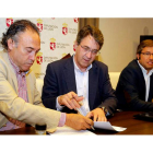 Felipe Llamazares, Juan Martínez Majo y Emilio Orejas en la firma del convenio de la Diputación con la Cultural. MARCIANO PÉREZ