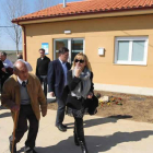 Guillermo García, Dacio Valencia e Isabel Carrasco, a la salida del consultorio inaugurado ayer.