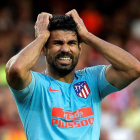 Diego Costa se lamenta de una ocasión fallada frente al Valencia en Mestalla. MANUEL BRUQUE