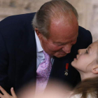 La nueva Princesa de Asturias besa a su abuelo tras firmar su abdicación, ayer en el Palacio Real.