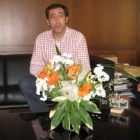 Simón posa con las flores que le regaló una ciudadana.