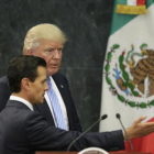 Donald Trump y Enrique Peña Nieto llegan a la rueda de prensa en la residencia presidencial de Los Pinos, ayer.