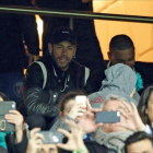 Neymar viendo el partido del PSG - Manchester United desde la grada.