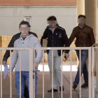 Agentes de la Policía, tras el último registro.