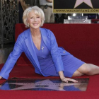 Helen Mirren, con su estrella en el Paseo de la Fama de Hollywood, ayer.
