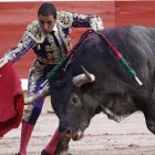 Javier Castaño lidia un miura en San Fermín (Pamplona). JESÚS DIGES