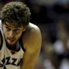 Pau Gasol observa a los jueces tras una falta