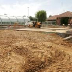 Las máquinas trabajan para convertir la piscina de Trobajo en el primer spa que tendrá el municipio