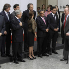El Rey, con muleta, acude a posar para la foto oficial.