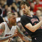 Pau Gasol trata de deshacerse de Chris Andersen, en un momento del encuentro entre los Bulls y los Heat disputado en Chicago.