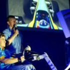 Fernando Alonso, durante una demostración de su pilotaje a los mandos de un emulador de videojuegos