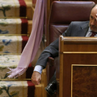 Rubalcaba escucha las intervenciones en el pleno extraordinario del Congreso.