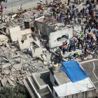 Una vista aérea muestra a cientos de personas, entre afectados y rescatistas, en medio de edificios colapsados en Ciudad de México (México).