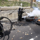 Los bomberos se afanan con las barricadas en La Vid.