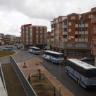 Tres autobuses parten de la parada provisional que habilitó el Ayuntamiento.