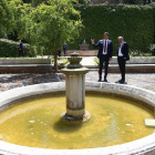 Pedro Sánchez enseña a Quim Torra la fuente de Guiomar. FERNANDO CALVO