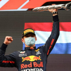 Max Verstappen celebra en el podio su triunfo en Imola. GENNARI
