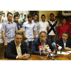 Los dirigentes de la Cultural Adolfo López, Felipe Llamazares y Juan Luis Díez, junto a la plantilla que logró el ascenso a Segunda B, reclaman la ayuda de los leoneses para jugar en la categoría de bronce.